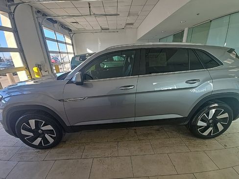 Used 2024 Volkswagen Atlas Cross Sport SE image 2