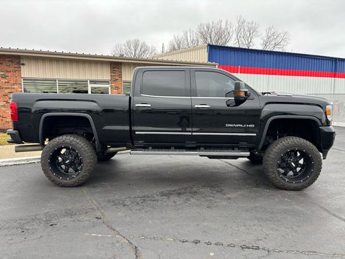 Used 2018 GMC Sierra 2500 Denali image 2
