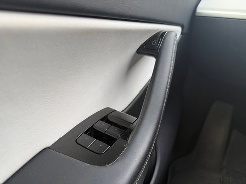 Used 2021 Tesla Model Y Long Range image 32