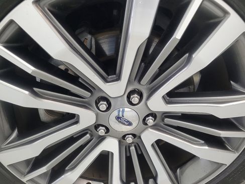 Used 2018 Ford Explorer Platinum image 31