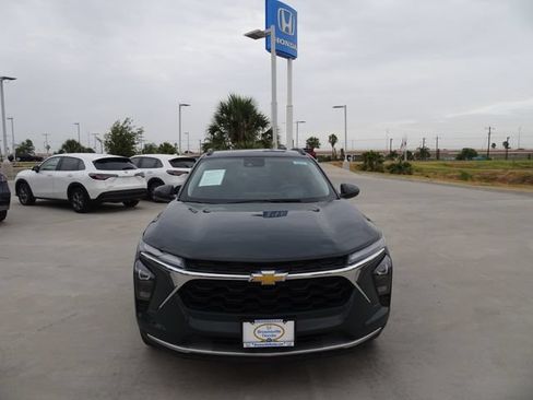 Used 2025 Chevrolet Trax LT w/ Driver Confidence Package FWD image 2