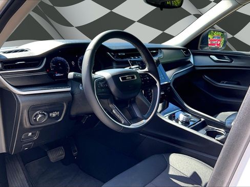 Used 2023 Jeep Grand Cherokee Laredo w/ Luxury Tech Group I AWD/4WD image 13