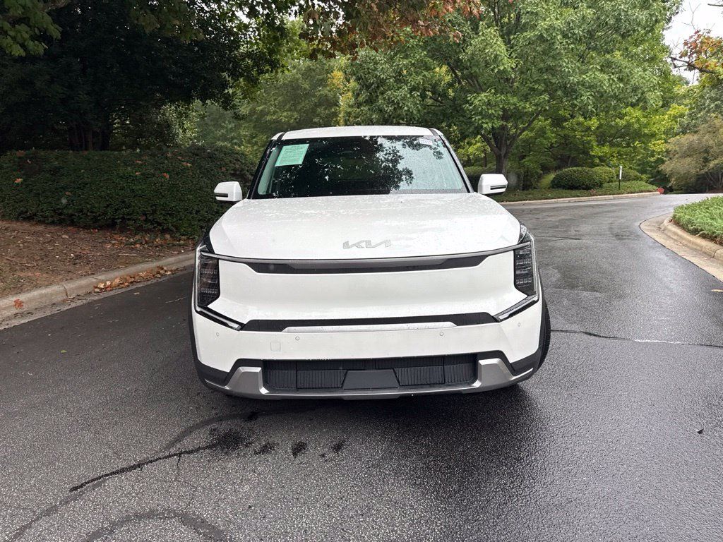 Used 2024 Kia EV9 Light Long Range RWD image 2