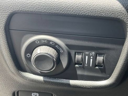 Used 2023 Jeep Grand Cherokee Laredo AWD/4WD image 19