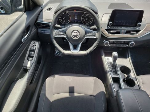 Used 2025 Nissan Altima 2.5 SV FWD image 13