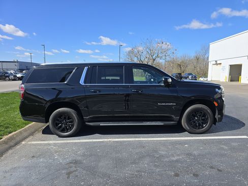 Used 2024 Chevrolet Suburban LT image 2
