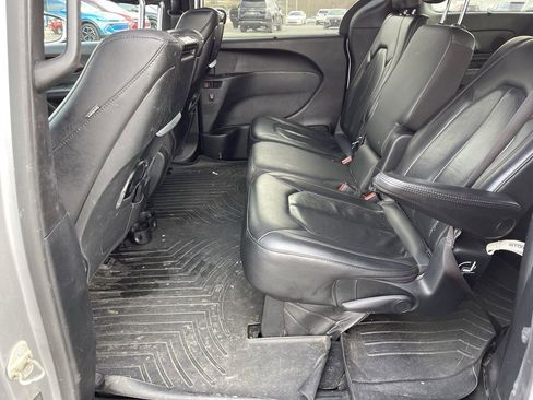 Used 2020 Chrysler Pacifica Touring-L image 10