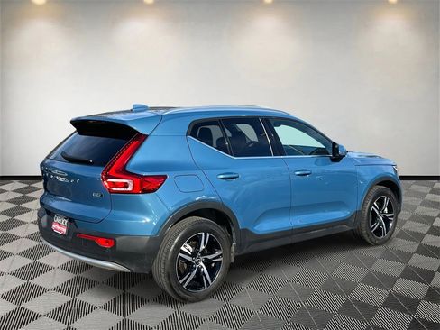 Used 2025 Volvo XC40 B5 Core w/ Climate Package image 3