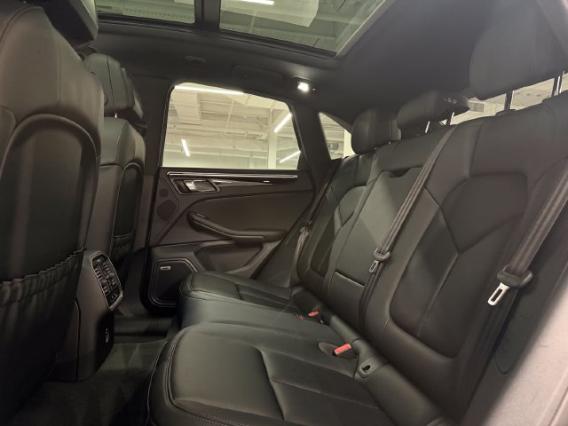 Certified 2024 Porsche Macan AWD/4WD image 32