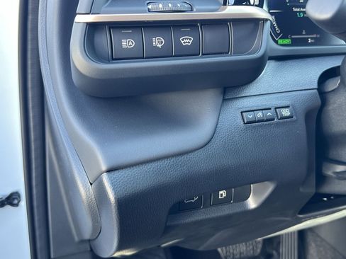 New 2025 Toyota Crown Signia image 23