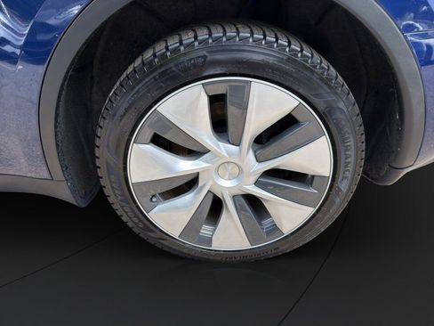 Used 2022 Tesla Model Y Long Range AWD/4WD image 22