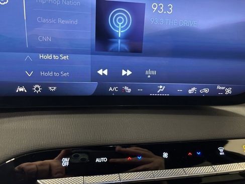 Used 2025 Buick Enclave Preferred image 23