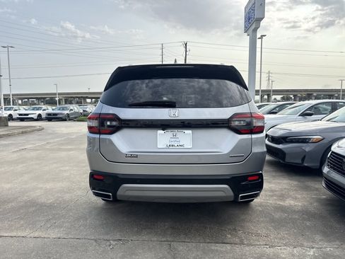 Certified 2025 Honda Pilot Touring image 5