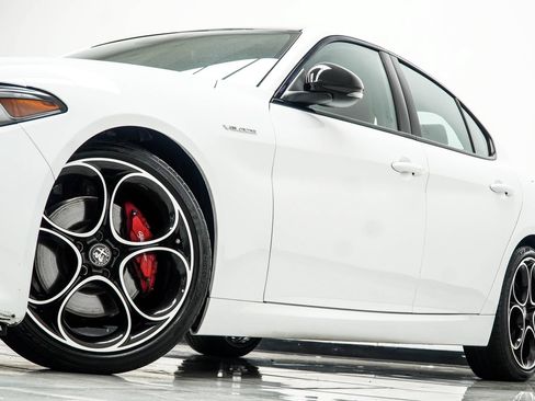 Used 2023 Alfa Romeo Giulia Veloce RWD image 3