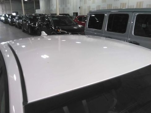 Used 2022 Nissan Versa SV FWD image 5