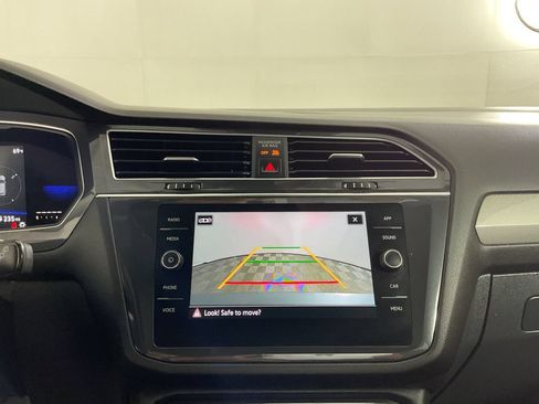 Used 2023 Volkswagen Tiguan SE w/ Panoramic Sunroof Package FWD image 30