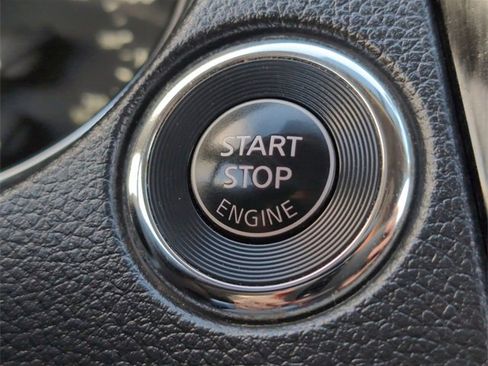 Used 2018 Nissan Rogue SV w/ Premium Package image 17