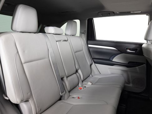 Used 2015 Toyota Highlander XLE image 28