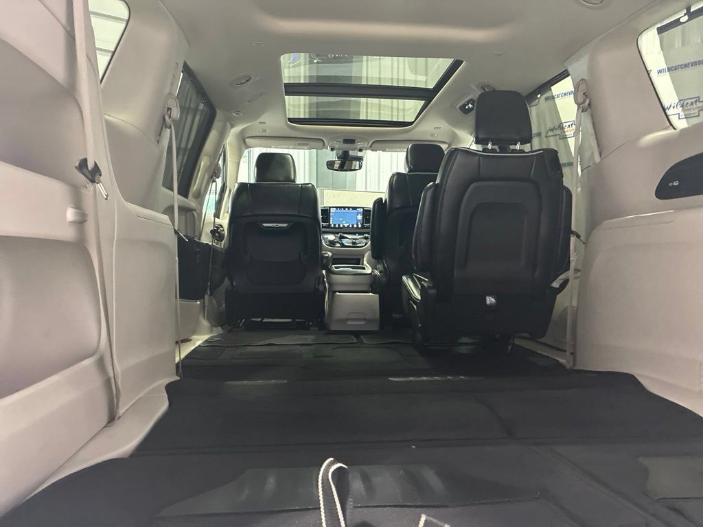 Used 2023 Chrysler Pacifica Limited FWD image 36