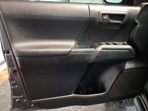 Used 2017 Toyota Tacoma TRD Sport image 15