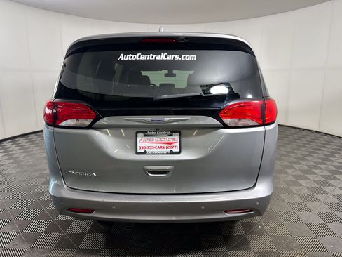 Used 2017 Chrysler Pacifica Touring w/ Tire & Wheel Group FWD image 7