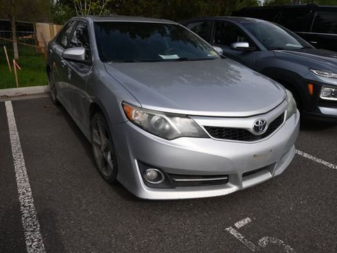 Used 2014 Toyota Camry SE FWD image 2