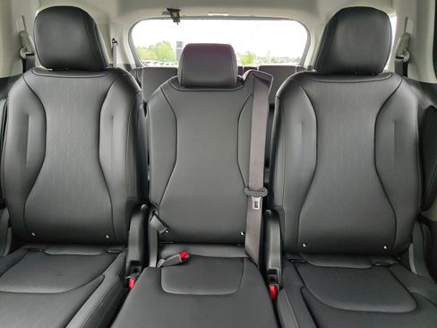 New 2026 Kia Carnival EX image 13