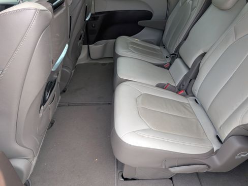 Used 2019 Chrysler Pacifica Touring-L Plus w/ Advanced Safetytec Group FWD image 7