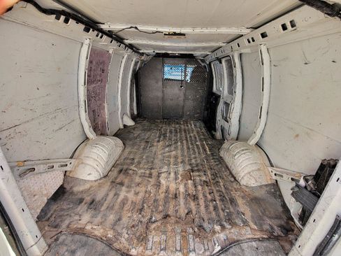 Used 2015 Chevrolet Express 2500 image 25