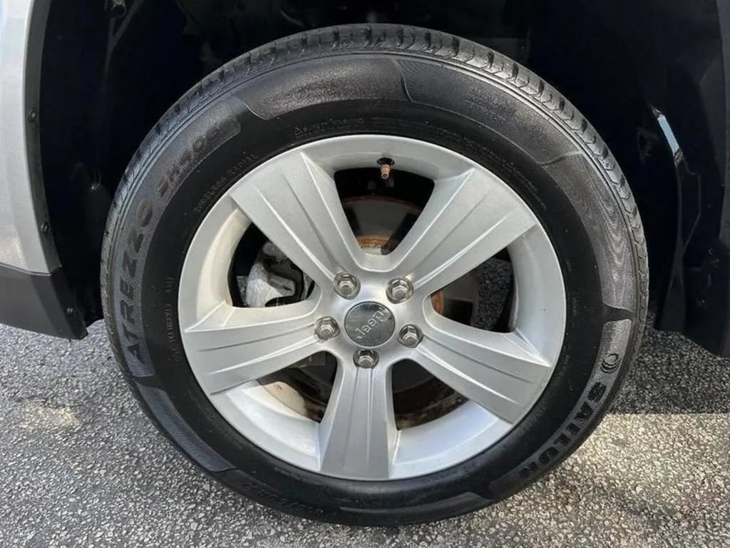 Used 2016 Jeep Compass Latitude FWD image 13