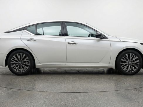 Used 2025 Nissan Altima 2.5 SV FWD image 11