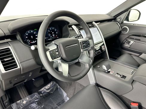 Used 2025 Land Rover Discovery S image 10