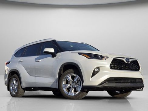 Used 2025 Toyota Highlander XLE image 2