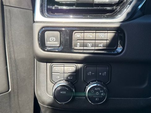 Used 2025 GMC Yukon XL Denali image 26