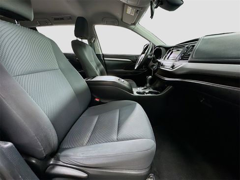 Used 2019 Toyota Highlander LE image 28