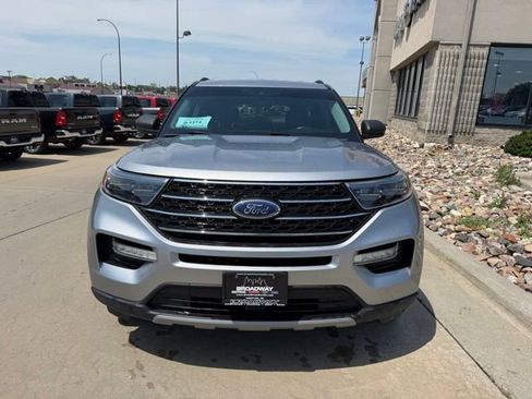 Used 2022 Ford Explorer XLT w/ Equipment Group 202A AWD/4WD image 2