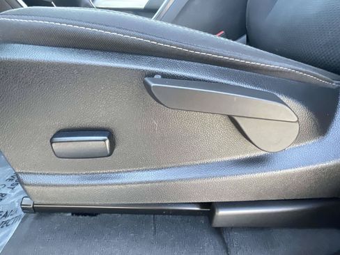 Used 2022 Chevrolet Colorado LT w/ LT Convenience Package AWD/4WD image 17