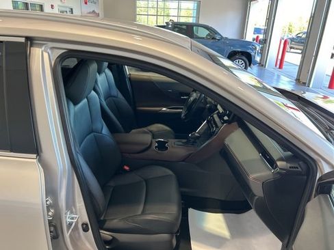 Used 2022 Toyota Venza XLE AWD/4WD image 18
