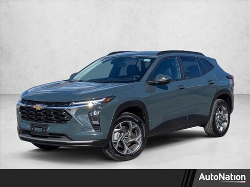 Used 2025 Chevrolet Trax LT FWD image 1
