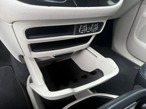 Used 2021 Chrysler Pacifica Touring-L image 38