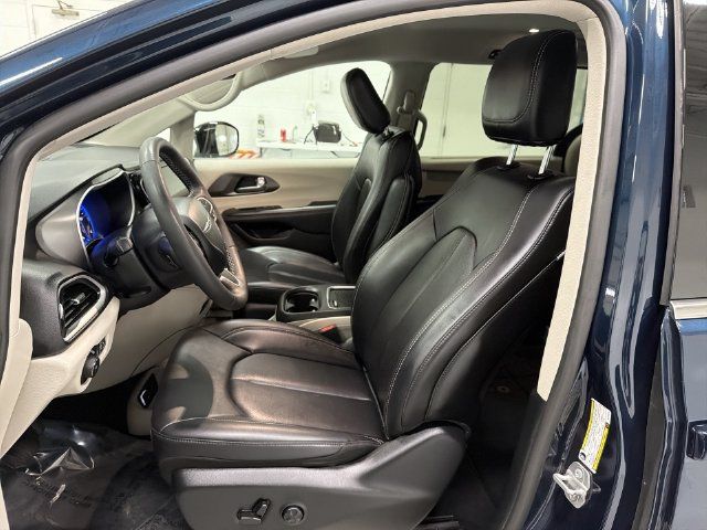 Used 2024 Chrysler Pacifica Touring-L FWD image 20