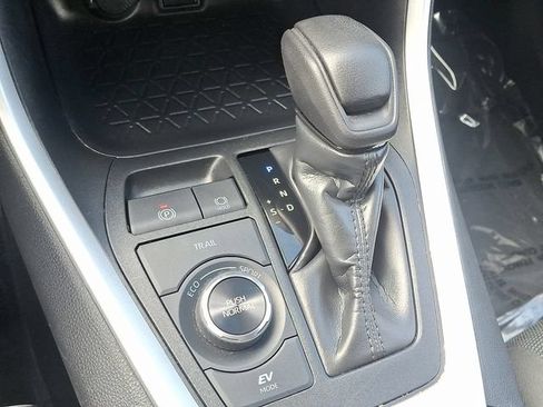 Used 2025 Toyota RAV4 LE AWD/4WD image 14