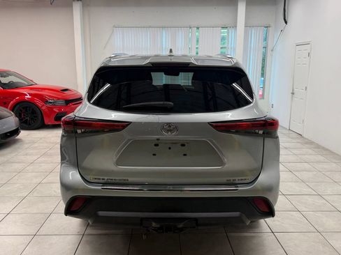 Used 2020 Toyota Highlander XLE AWD/4WD image 8