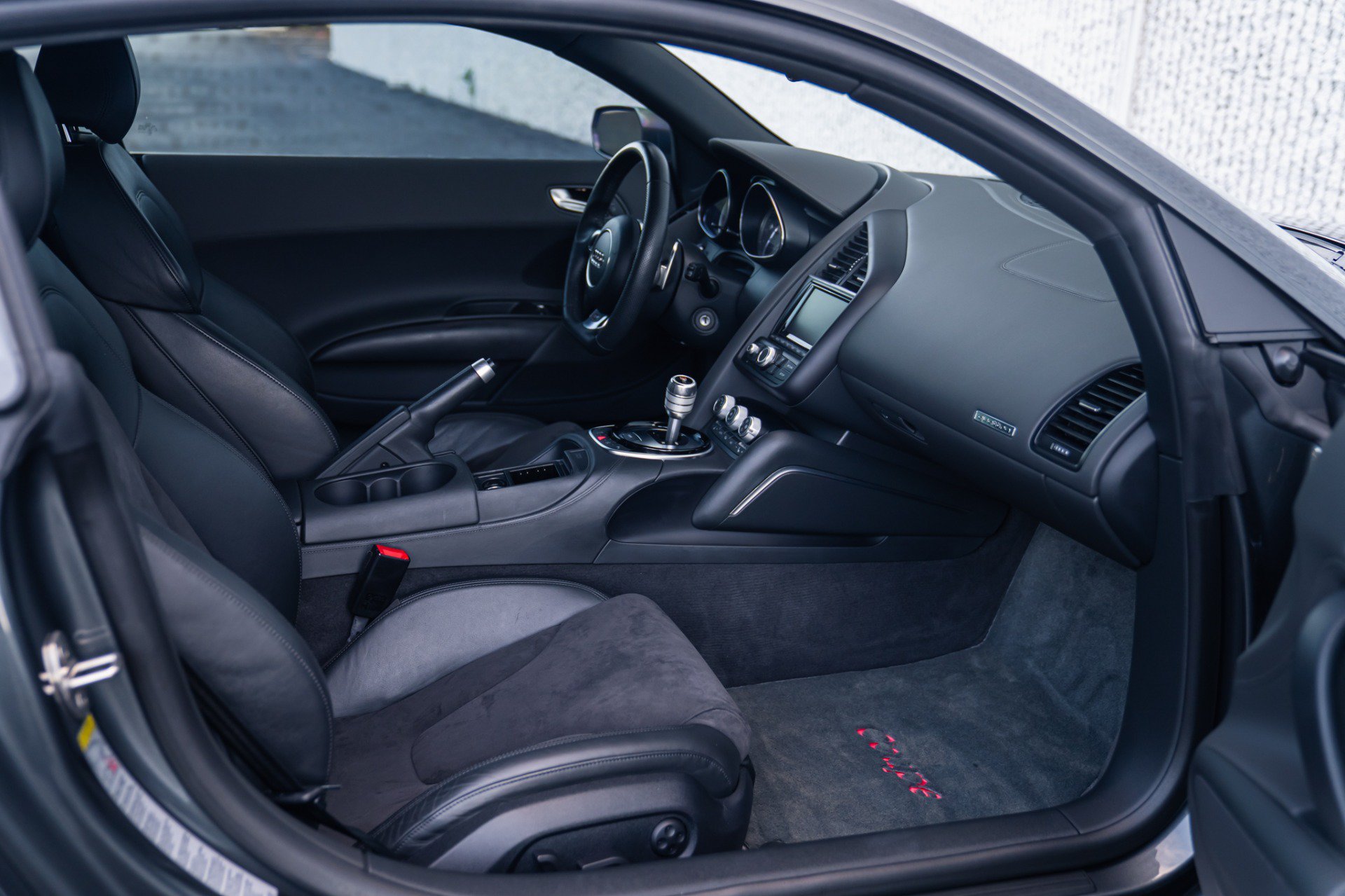 Used 2014 Audi R8 V8 w/ Convenience Package AWD/4WD image 2