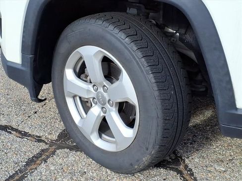 Used 2021 Jeep Compass Latitude image 4