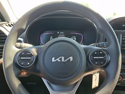 Used 2025 Kia Soul LX w/ LX Technology Package FWD image 18