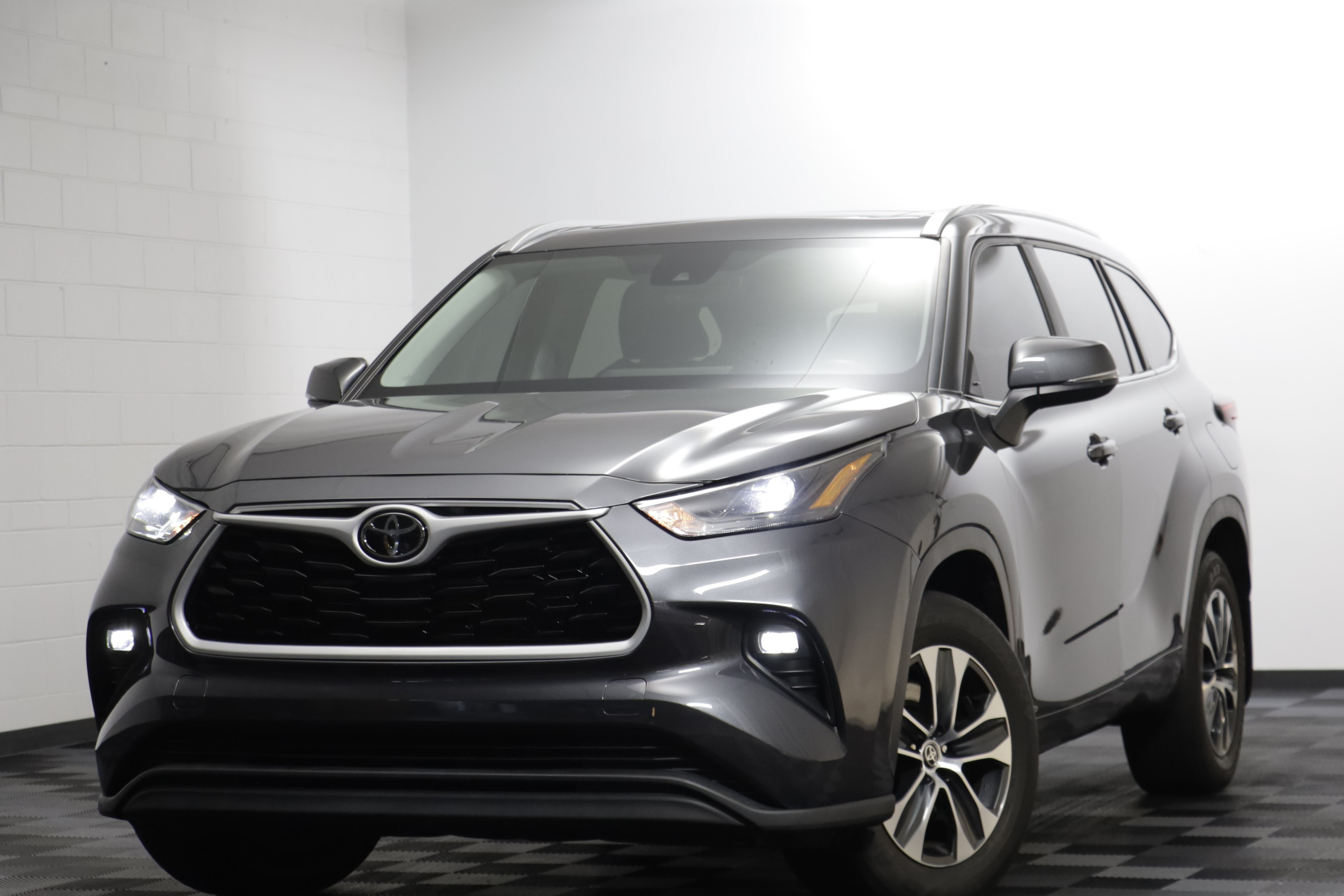 Used 2025 Toyota Highlander XLE AWD/4WD image 1