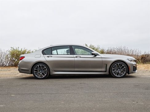 Used 2021 BMW 740i w/ M Sport Package RWD image 8