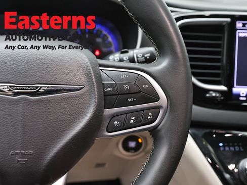 Used 2023 Chrysler Pacifica Touring-L FWD image 16