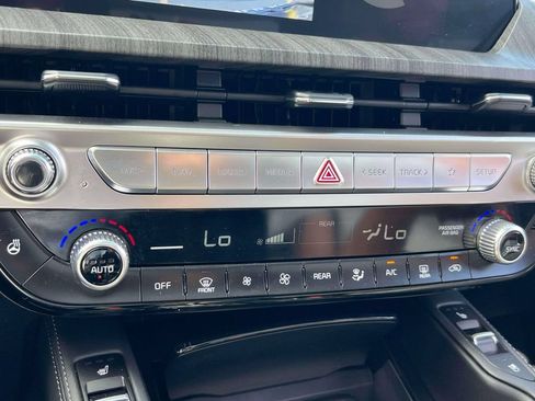 Certified 2024 Kia Telluride EX w/ EX Captain's Chair Package AWD/4WD image 30